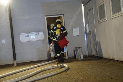 Anwohner entdecken Feuerschein und alarmieren die Feuerwehr in Sindelfingen